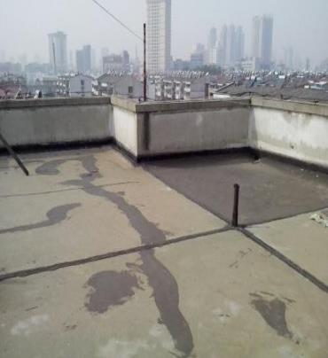 海拉尔漏水维修 楼顶漏水是什么原因，楼顶漏水维修方法是什么?